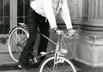 Joseph Beuys mit Fahrrad auf den stufen des Düsseldorfer Schlossturmes
