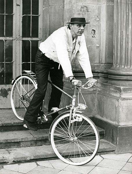 Joseph Beuys mit Fahrrad auf den stufen des Düsseldorfer Schlossturmes
