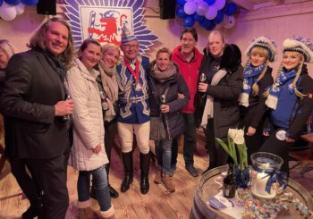 Karnevals QuizTour / Unsere Quizmaster Thorsten, Walter und Carsten mit einem Gewinner Team